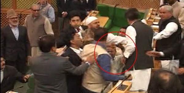 جموں کشمیر اسمبلی میں بی جے پی ارکان نے آزاد رکن اسمبلی  کوزدو کوب کیا