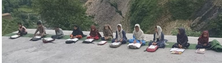 کھلے آسمان کے نیچے بچے تعلیم حاصل کرنے کو مجبور