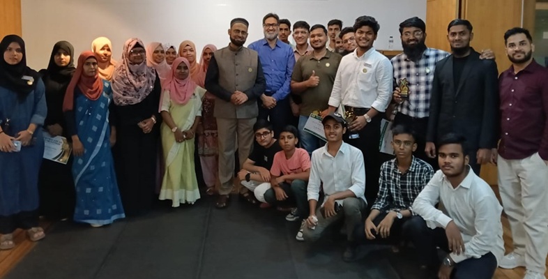 فائونڈیشن کے بانی سربراہ سی اے عبد الرحیم نے اپنی ٹیم کے ساتھ، جبکہ فائونڈیشن کے معین و مددگار پرویز احمد کو بھی دیکھا جاسکتا ہے۔